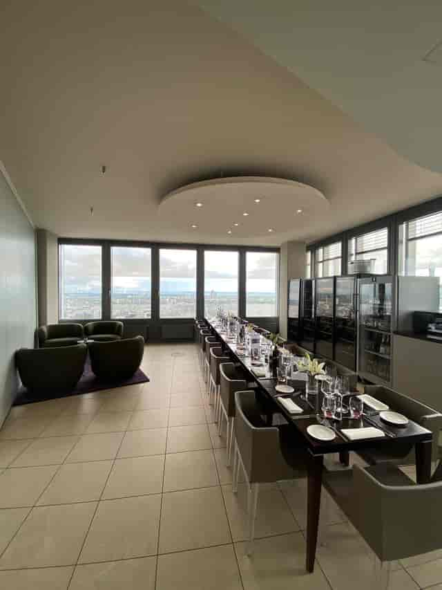 Private Loge Exklusive meeting space with elegant dining setup for high-profile events.