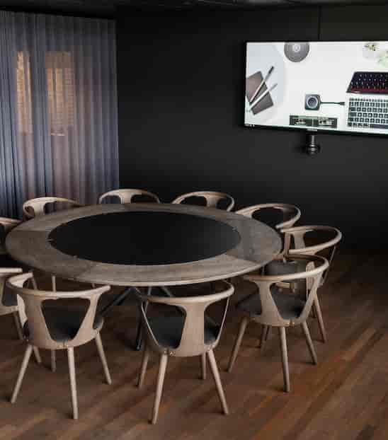 Minimalist boardroom at Almanak with round table, ideal for executive meetings and strategy sessions.