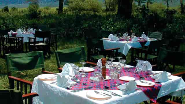 Luxury safari dining setup in Masai Mara for experiential incentive events.