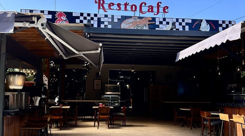 Open-air Lekam Park restaurant for corporate mixers and team-building events.
