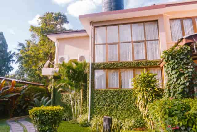 Amariah Hotel garden venue with lush landscaping for intimate networking and corporate retreats.