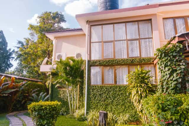 Amariah Hotel garden venue with lush landscaping for intimate networking and corporate retreats.