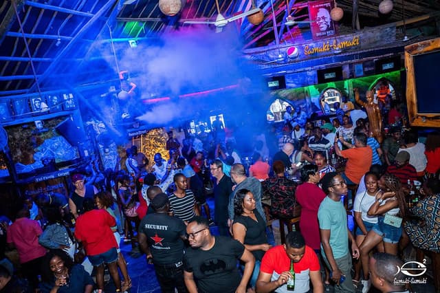 Bar & Nightlife
