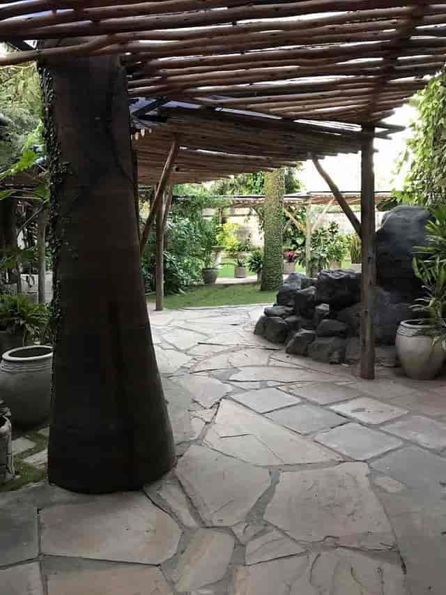 Wistas Inn garden reception area, stone features, outdoor event space, intimate breakout venue.