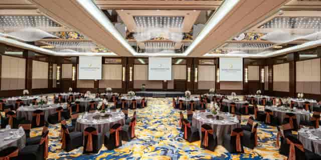 Kuala Lumpur pillarless ballroom with copper accents for gala and awards banquet events.