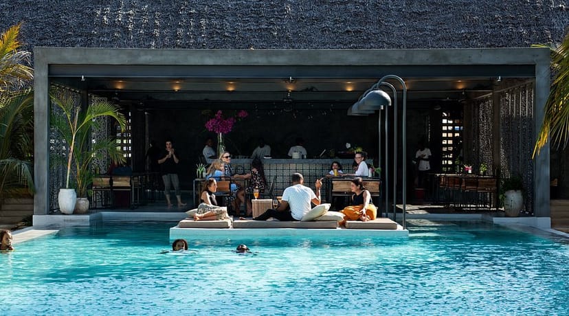 Casa Beach Hotel pool-island lounge for high-end corporate networking and cocktail receptions.