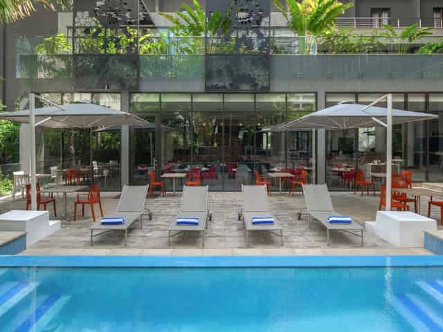 Sundowner Pool Bar