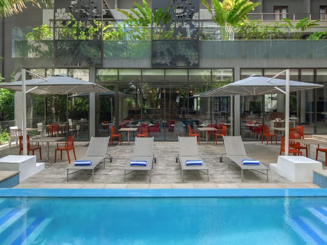 Sundowner Pool Bar