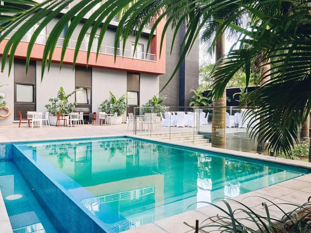 Sundowner Pool Bar