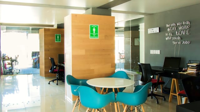 Modern open-plan hot desk workspace for networking events and collaborative coworking.