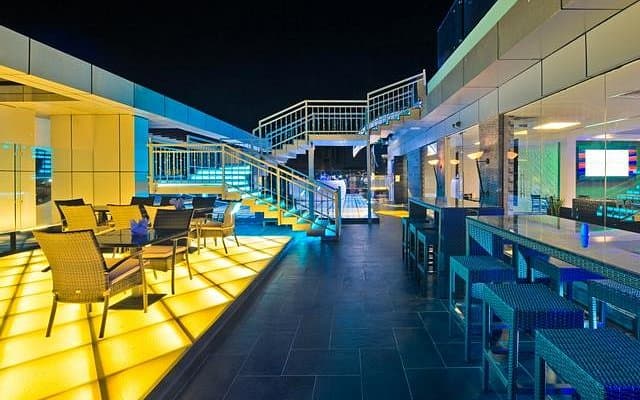 Bar & grill