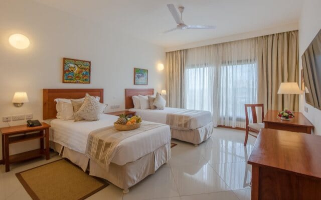 Twin hotel room with workspace at Sea Cliff Court for conference accommodation and business travel.