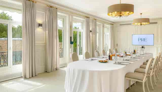 Elegant seminar room with round table, ideal for professional networking events.