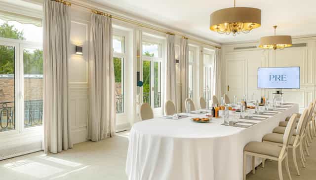 Elegant seminar room with round table, ideal for professional networking events.