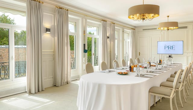 Elegant seminar room with round table, ideal for professional networking events.