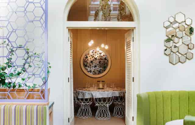 Private dining room with circular table in Cigalon, ideal for intimate gatherings or meetings.