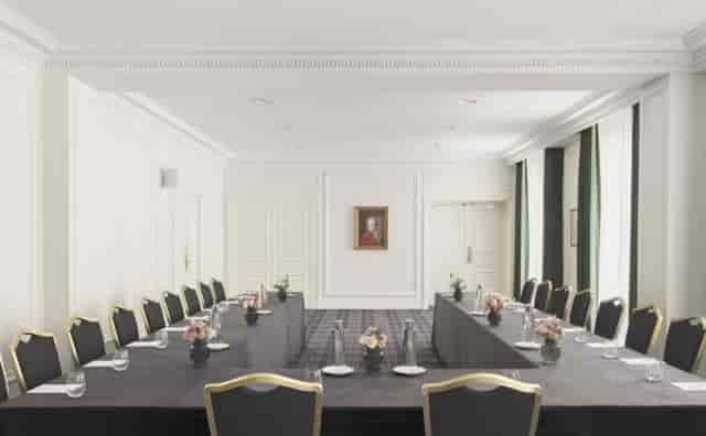 Elegant meeting room at InterContinental Paris Le Grand with U-shape setup for corporate events.