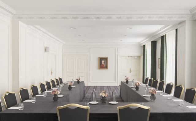 Elegant meeting room at InterContinental Paris Le Grand with U-shape setup for corporate events.
