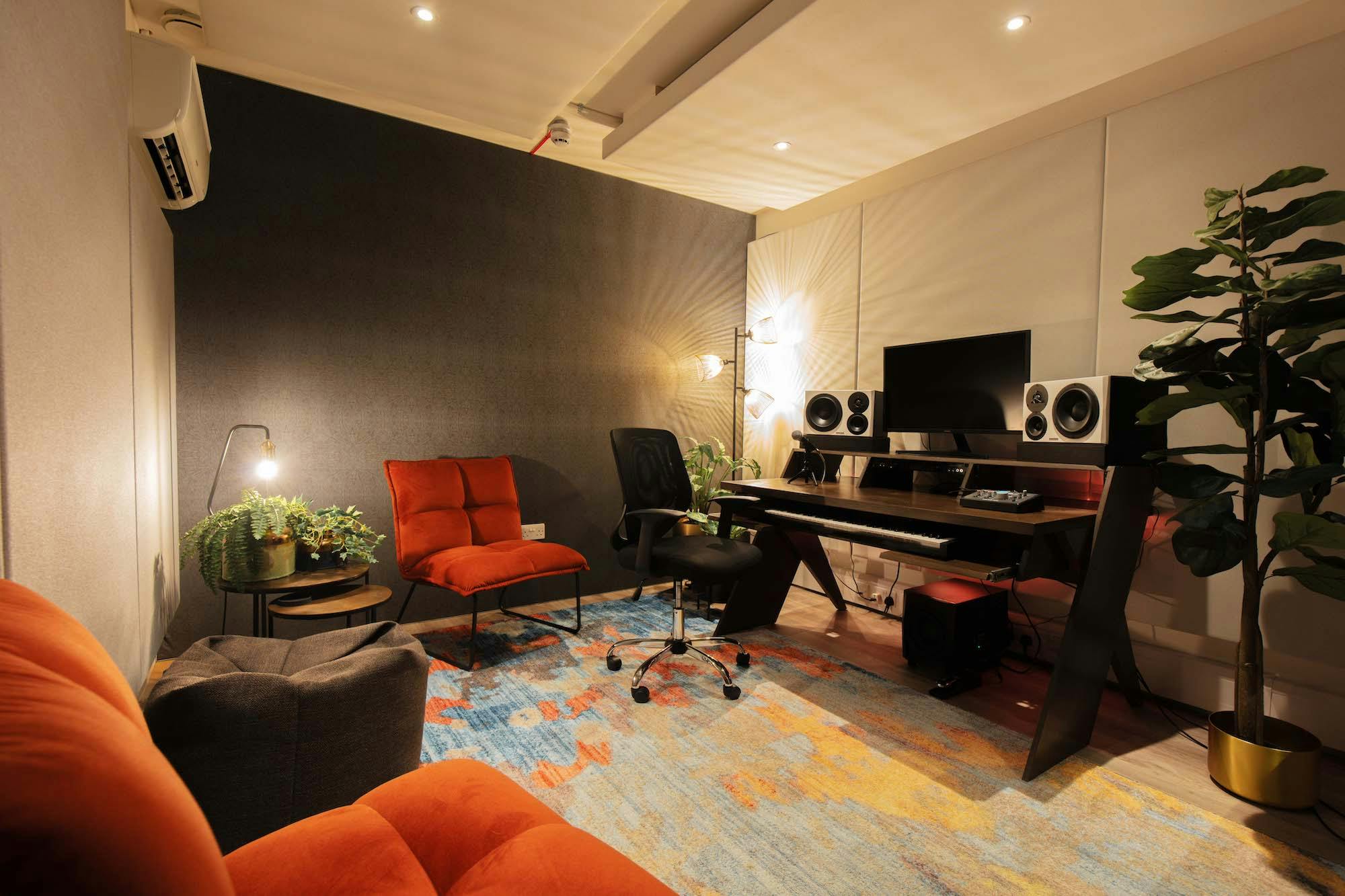 Qube West - Cosy West London Studio image 1