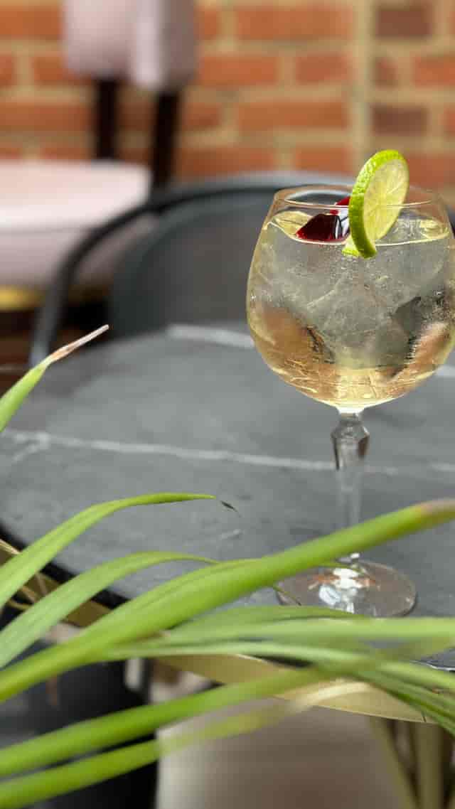 Executive reception at Ellen Bar: chilled cocktail on marble for premium networking events.