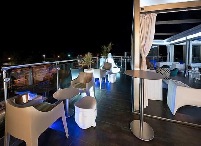 Four Degrees Bar