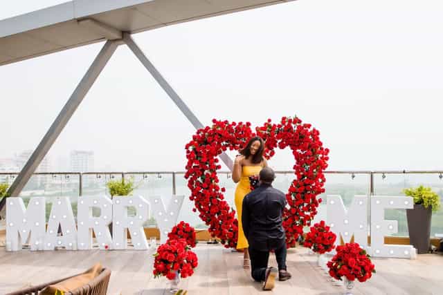 Túraká rooftop marriage proposal with marquee letters and floral heart for romantic events.