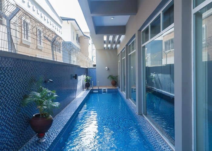 Oniru Meeting Room with private lap pool for high-end corporate retreats and cocktail events.