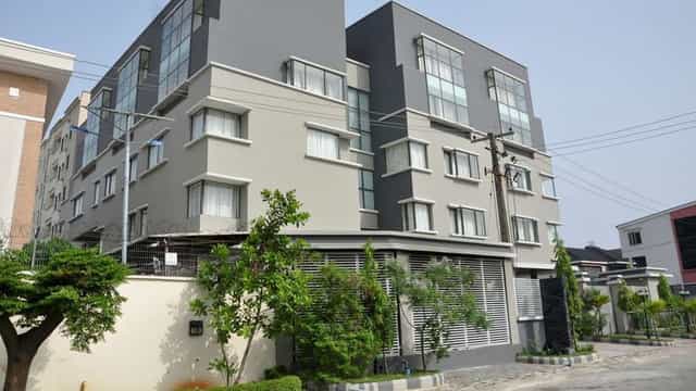 Oniru Meeting Room: Professional hotel space for intimate workshops and off-site business meetings.
