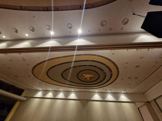 Modern ballroom ceiling with integrated lighting for high-end exhibition and gala events.