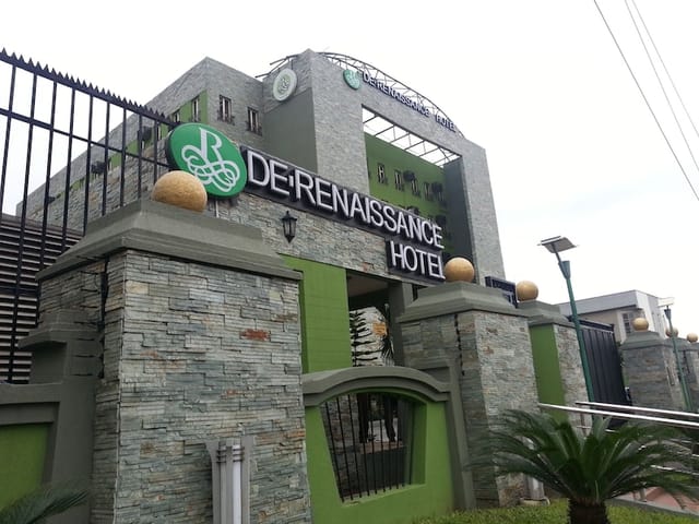 De Renaissance Hotel exterior arrival area for corporate event and wedding venue site inspection.