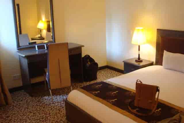 Blue Lodge Hotel business room: functional workspace and lighting for corporate events and travel.