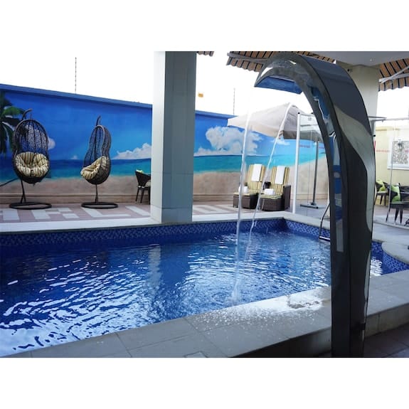 Rooftop pool lounge at Pearlwort Hotel for incentive trips and corporate networking.