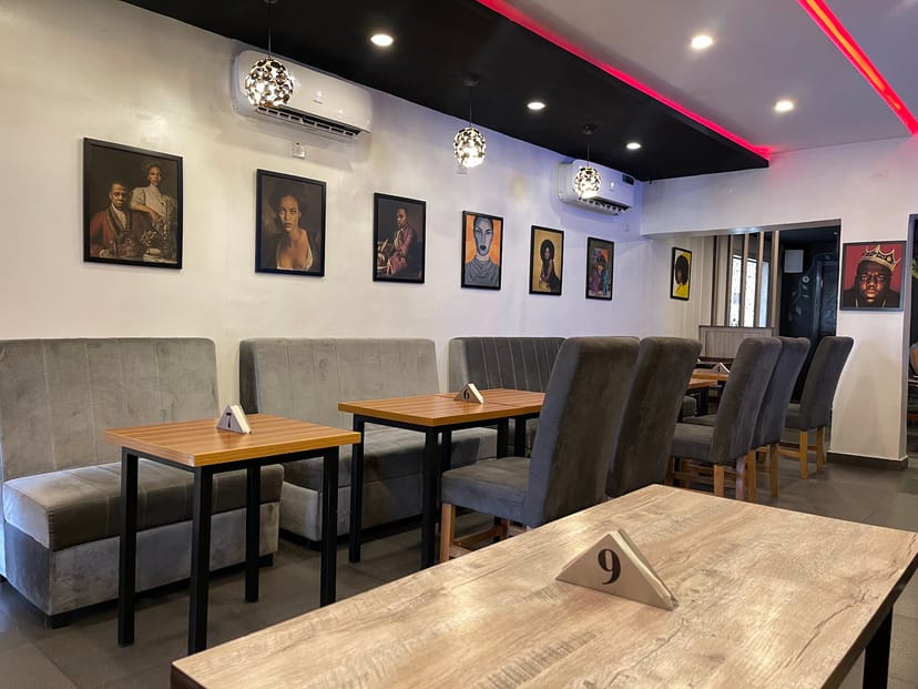 Contemporary bistro café for small breakout sessions and informal networking events.
