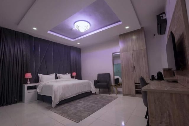 Royale Suite at Mambillah Hotel: Modern room with ergonomic workspace for corporate event lodging.