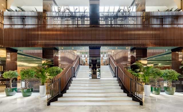 Elegant dual staircase in Galfa, Meliá Milano – perfect for events and networking.