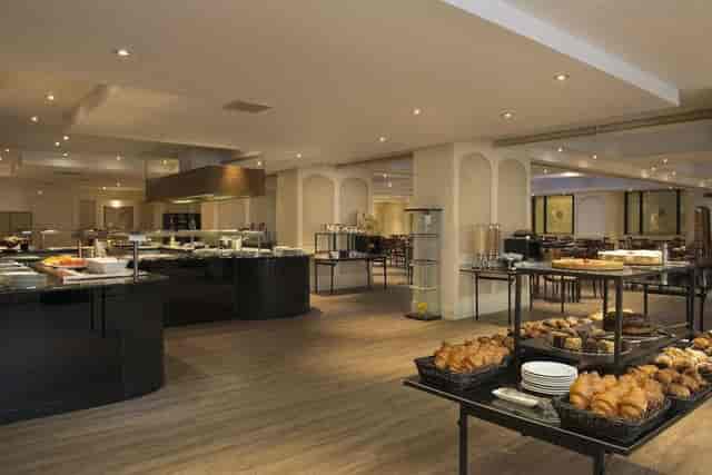 Spacious dining area in Meliá Milano, ideal for events and networking with buffet setup.