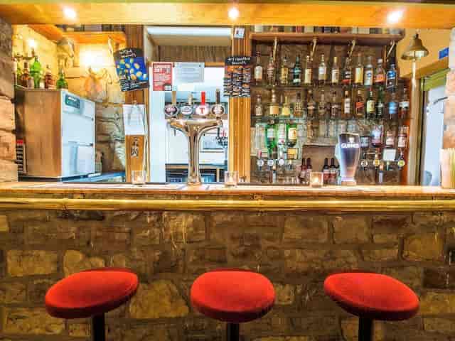 Classic Cumberland Hotel pub bar for networking and corporate team-building mixers.