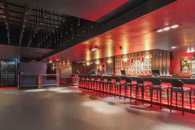 Shanghai Nightclub at Le Monde: modern bar with red lighting for evening receptions and parties.