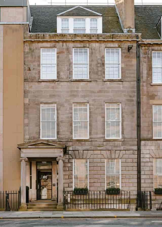 Heritage lounge bar in Edinburgh for boutique meetings and intimate board retreats.