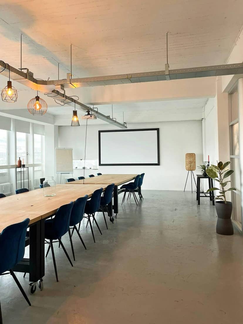 FlexLabs boardroom in Ruimte 201 with industrial-chic design for workshops and strategic planning.