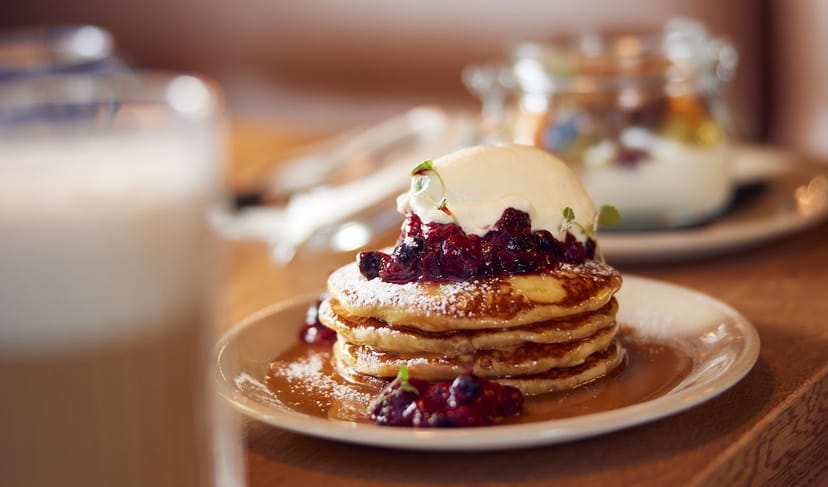 Gourmet berry pancakes at Motto Rotterdam: high-end breakfast catering for VIP networking events.