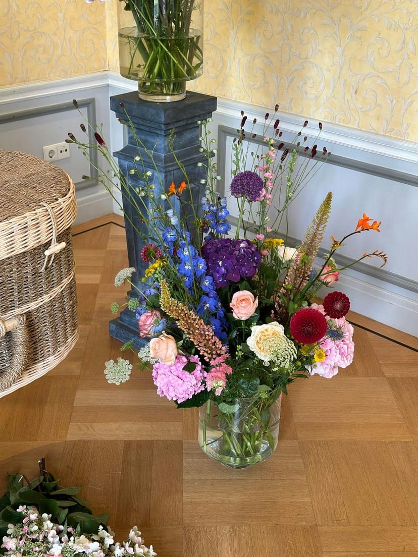 Floral installation in Regentensalon event space for luxury weddings and corporate galas.