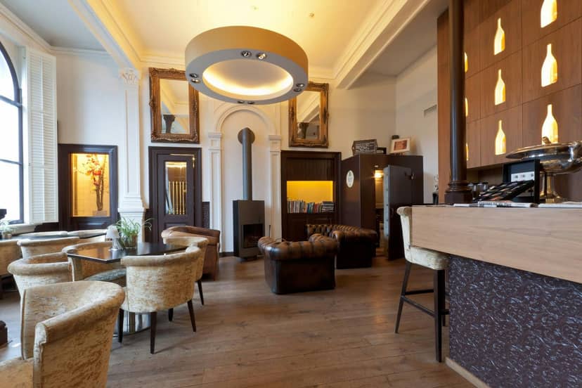 VIP networking lounge in historic Hotel Pincoffs suite for sophisticated corporate events.