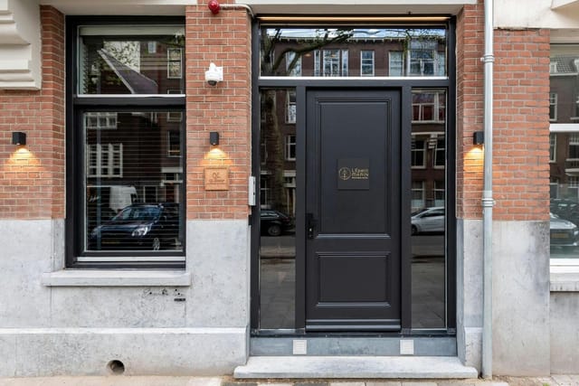 Boutique hotel entrance for private boardroom meetings and exclusive workshops in Rotterdam.