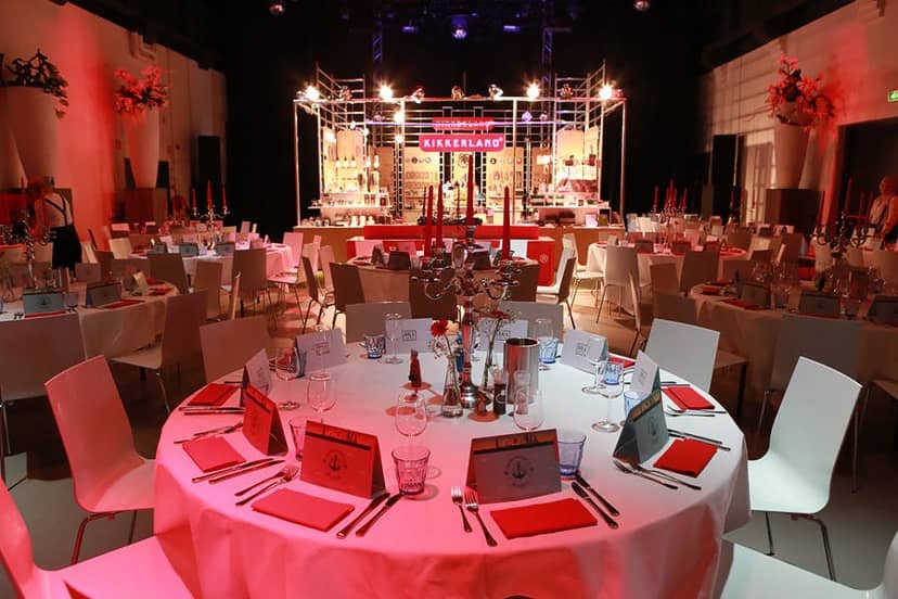 Gala setup at HAL4 aan de Maas with industrial trussing and red lighting for corporate events.