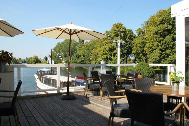 Lommerrijk waterfront dining room for corporate events and professional networking mixers.