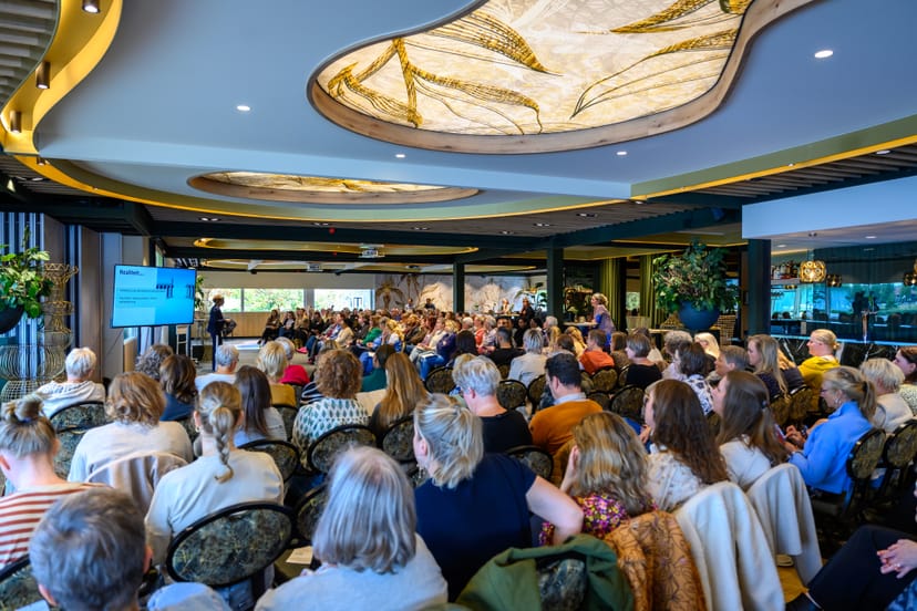 Theater-style event setup at Lommerrijk, ideal for corporate presentations and keynote sessions.
