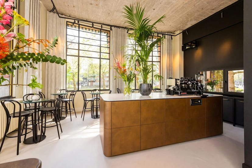 Heineken Gebouw Rotterdam VIP lounge with coffee bar for professional networking and event space.