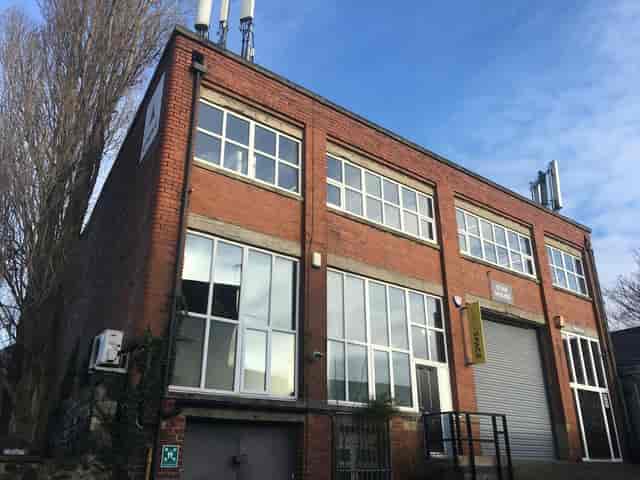 Industrial studio venue with warehouse charm for creative workshops and pop-up events.