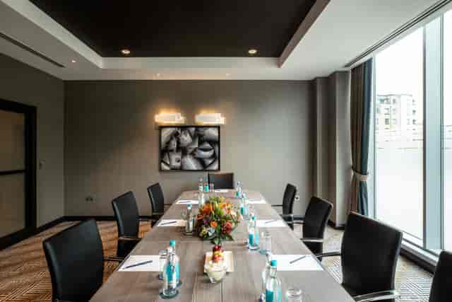 DoubleTree Woking boardroom with natural light for executive meetings and corporate negotiations.